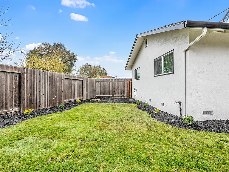 1619 Monarch Ln — Photo 29