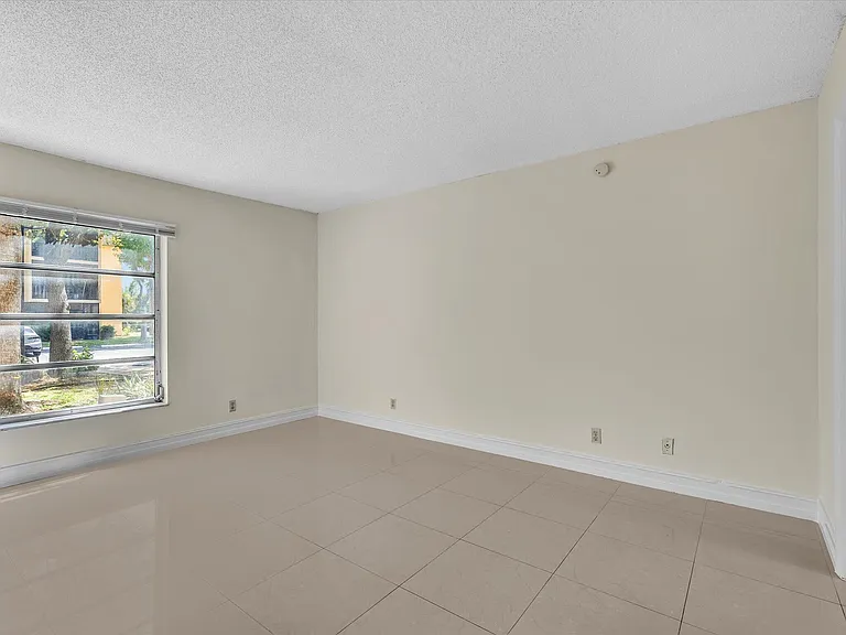 470 NW 20th St — Photo 16