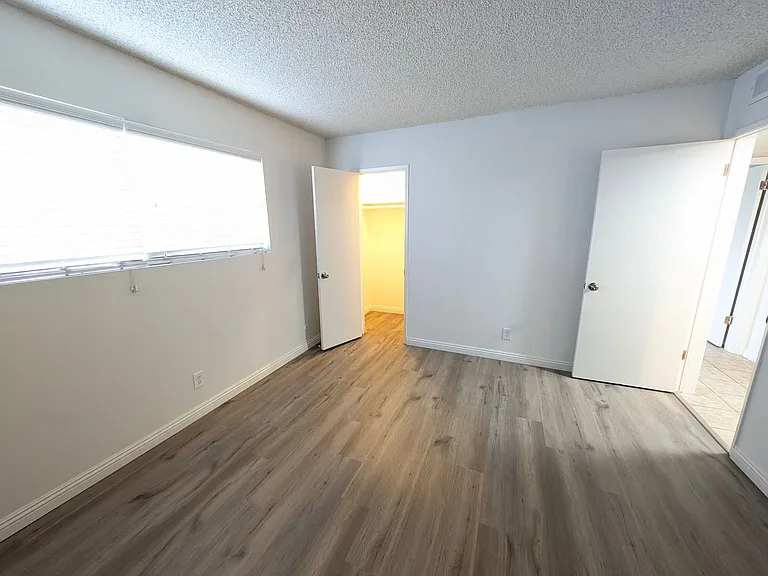 Fountainebleu Apartments — Photo 16