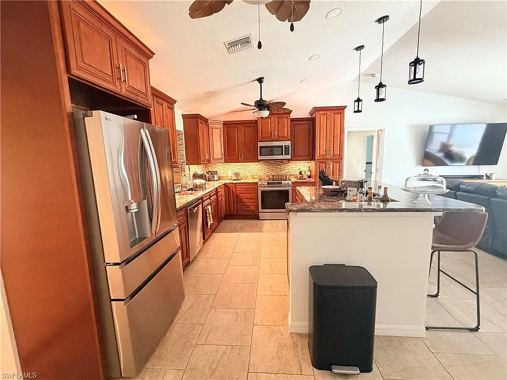 3 bed, 2.0 bath, 1561 sqft, $3,450 — Photo 4