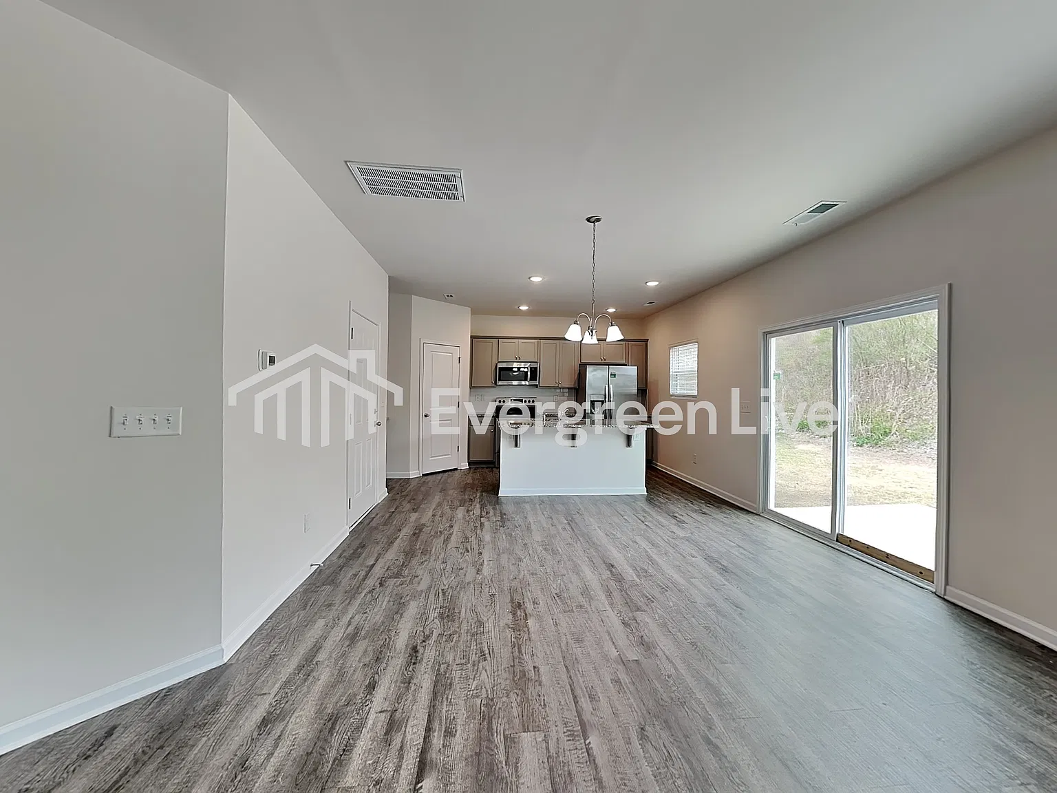 4 bed, 2.5 bath, 2106 sqft, $2,195 — Photo 4
