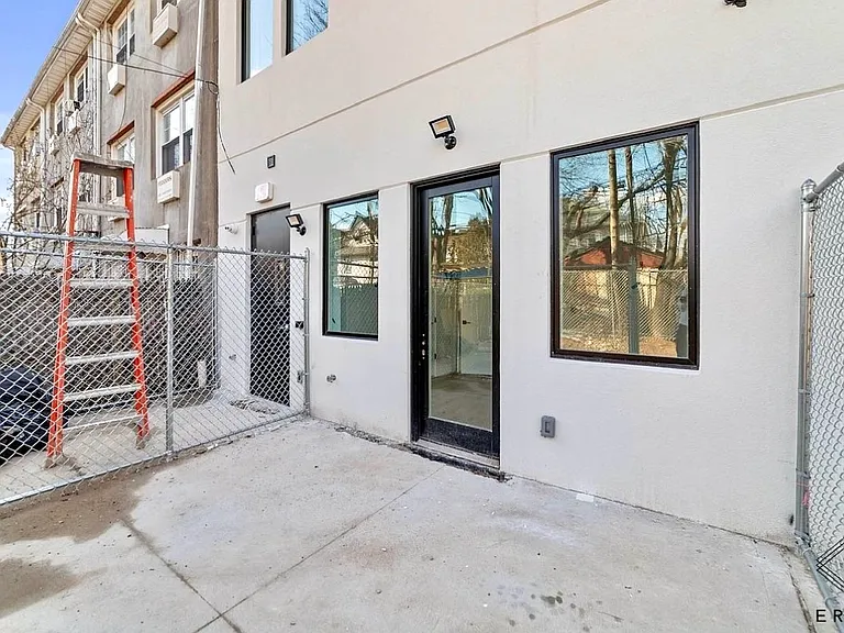 1183 New York Ave #1B — Photo 9