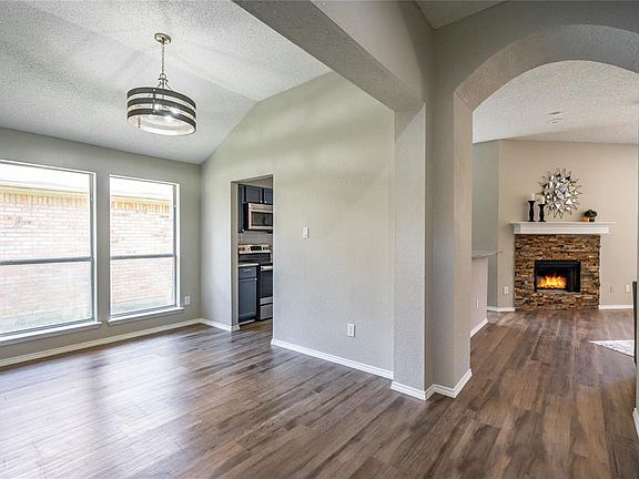 4th image of 833 Parker Dr