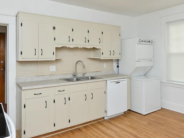 390 Clinton St — Photo 21