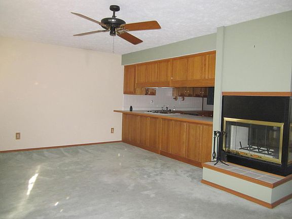 4th image of 27 Edgemont Dr