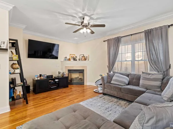 6 Jeanine Ln, Wallington, NJ 07057