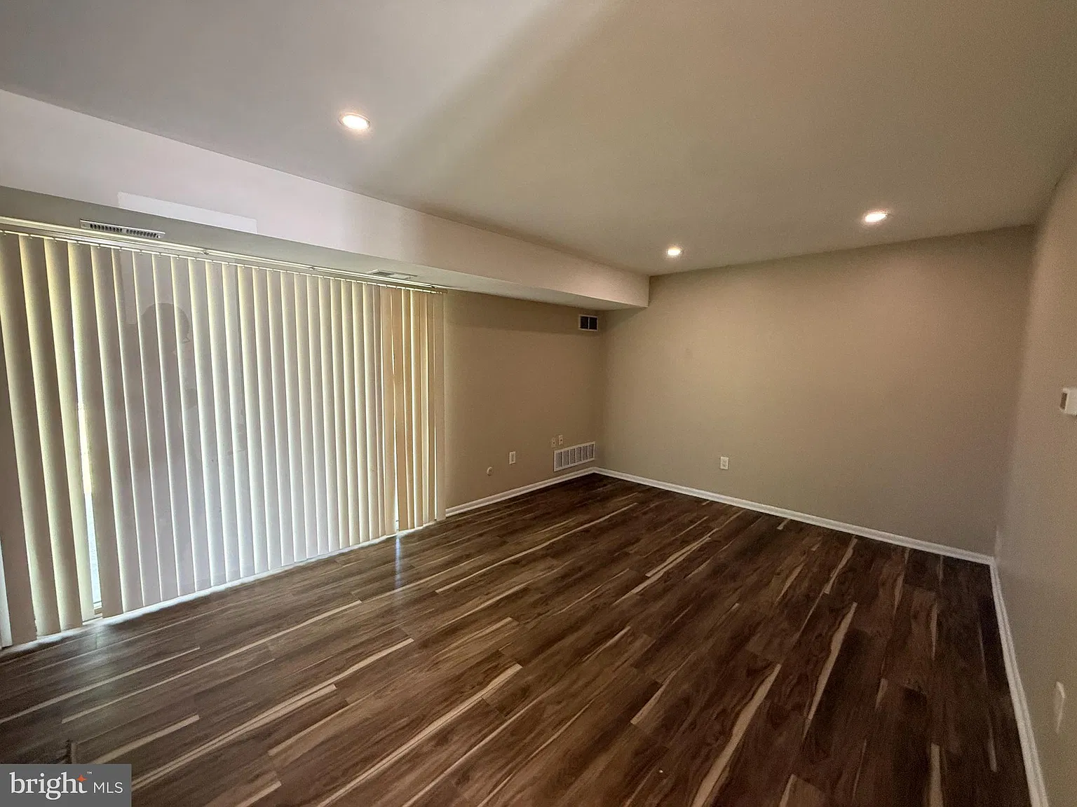3 bed, 3.0 bath, 1350 sqft, $2,495 — Photo 2