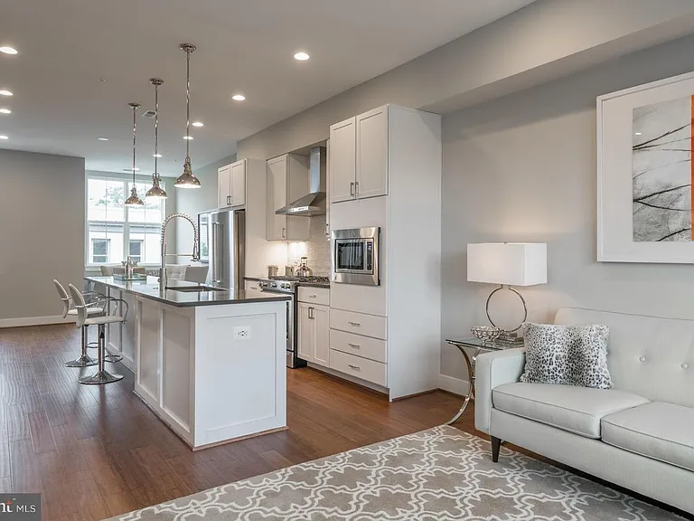 1003 Girard St NW #B — Photo 2