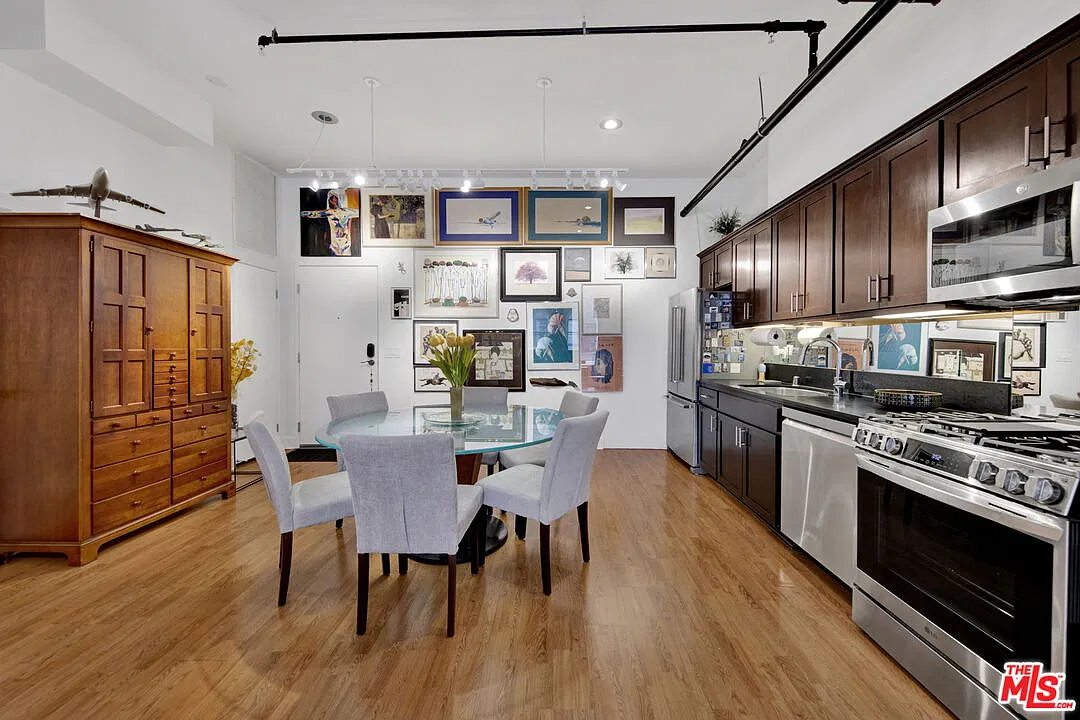 1 bed, 1.0 bath, 940 sqft, $2,950 — Photo 2
