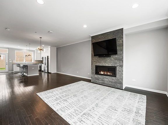 4th image of 3145 N Karlov Ave
