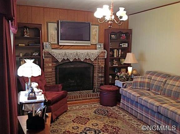 3rd image of 342 Gladiola Ln