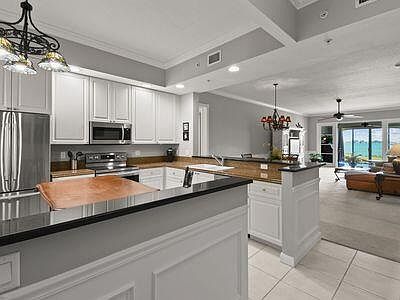 4th image of 4 Harbour Isle Drive E #106
