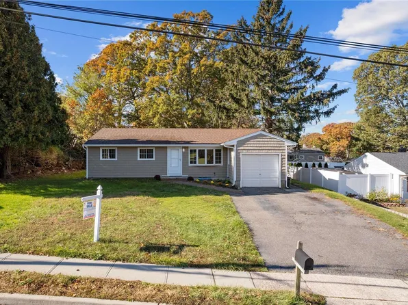 84 Rose Place, Selden, NY 11784