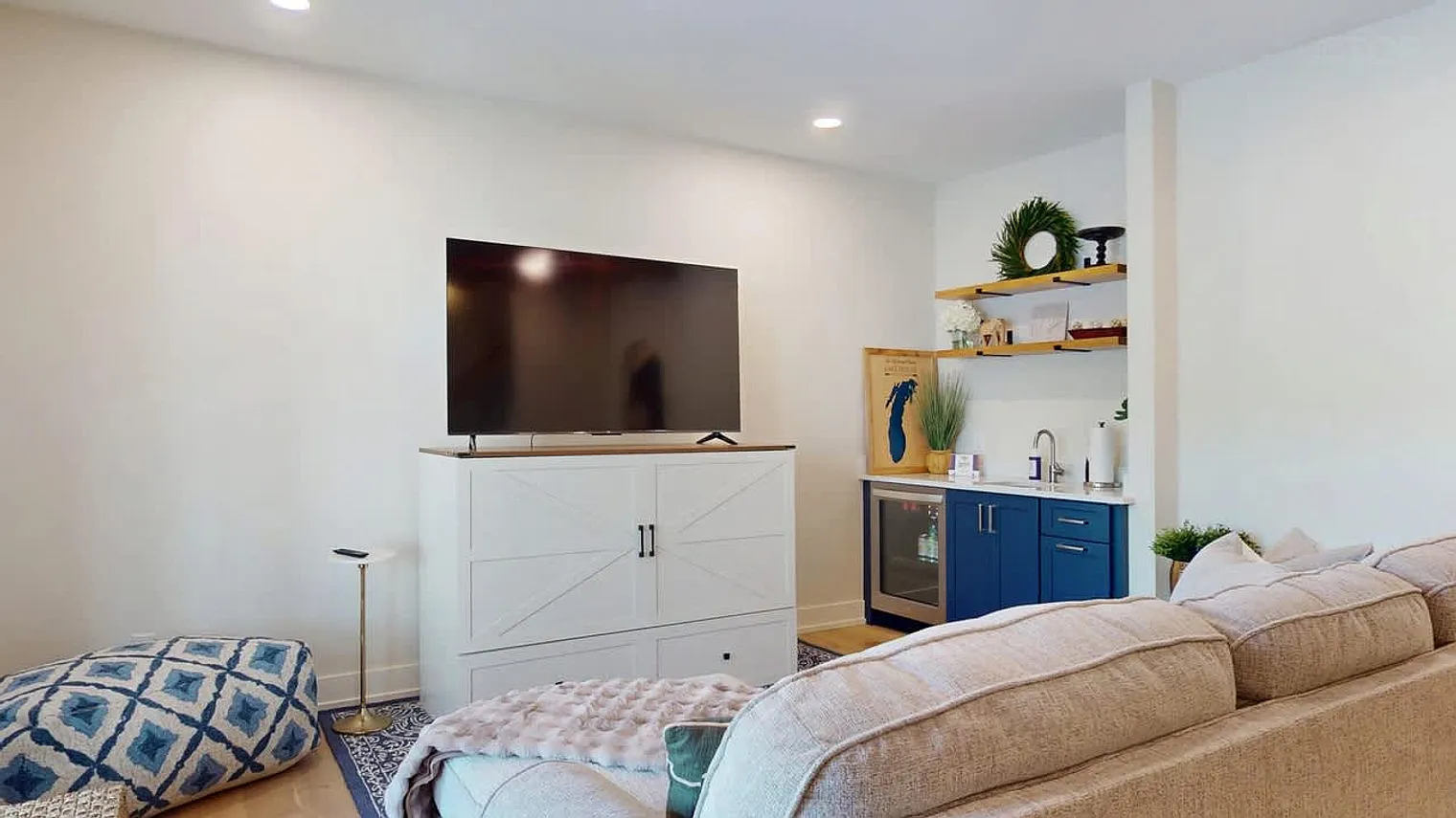 3 bed, 2.0 bath, 2066 sqft, $7,123 — Photo 3