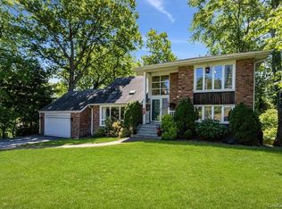 61 Sara Ln, New Rochelle, NY 10804