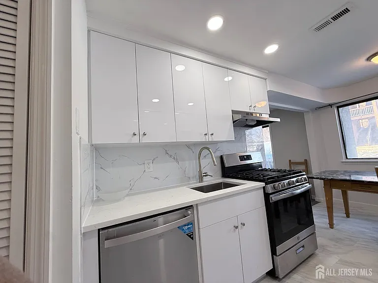 513 Edison Glen Ter #513 — Photo 6