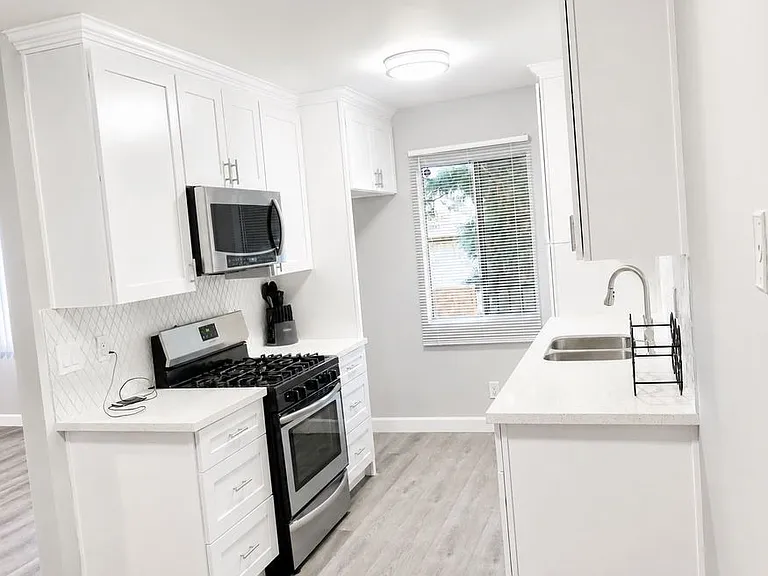 8800 Cedros Ave — Photo 8