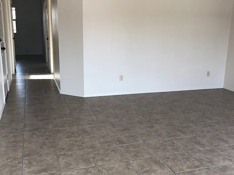 214 Ashley Dr — Photo 2