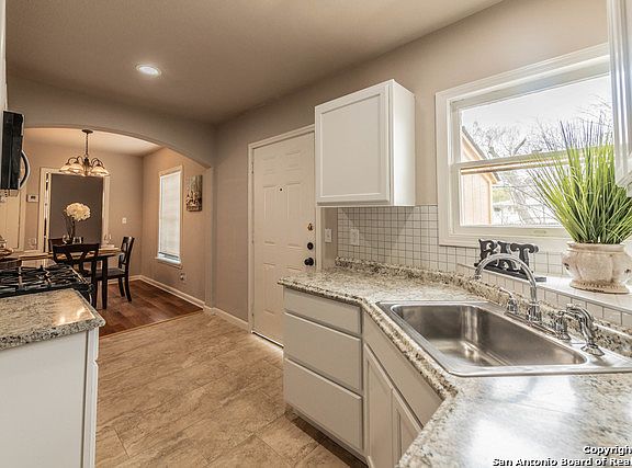 4th image of 2417 Cincinnati Ave