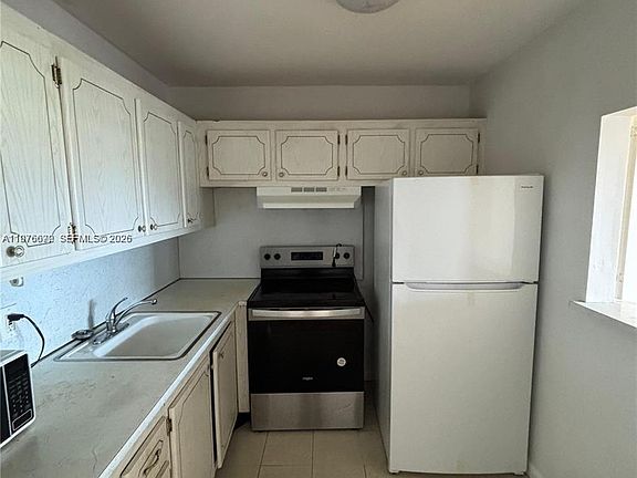 4th image of 36 Windsor Dr #B