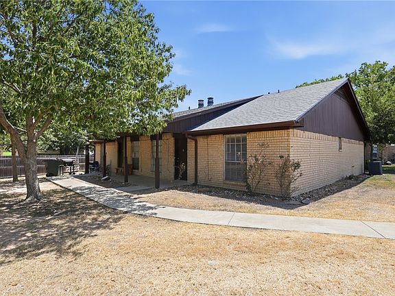3rd image of 1919 Pine Tree Dr