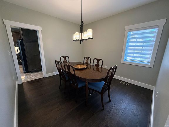 4th image of 1041 E Nicholas Ln