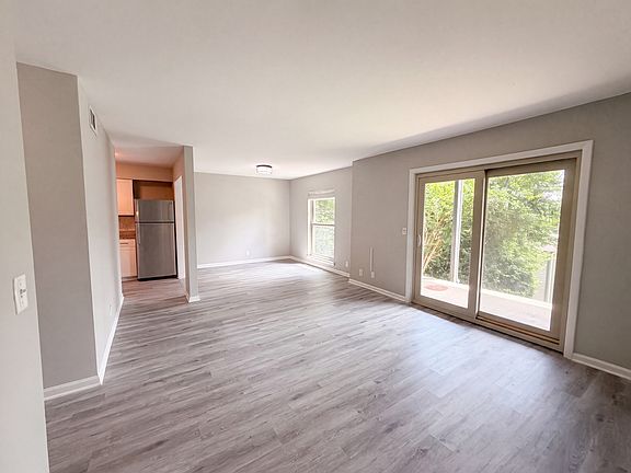 3rd image of 407 Summit Ridge Pl
