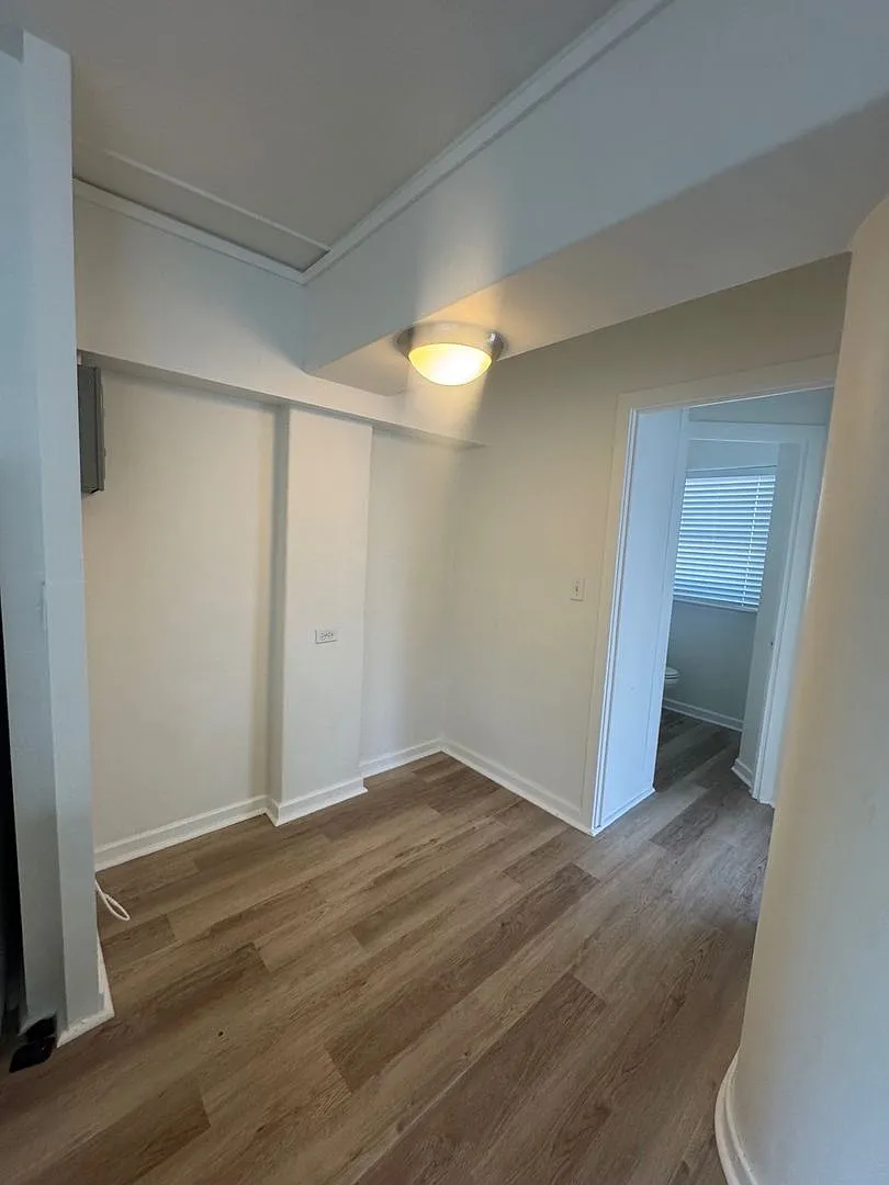 $1,625 Newly renovated 1-bed/1-bath in Commodore Waikiki in Ala Moana area — Photo 4