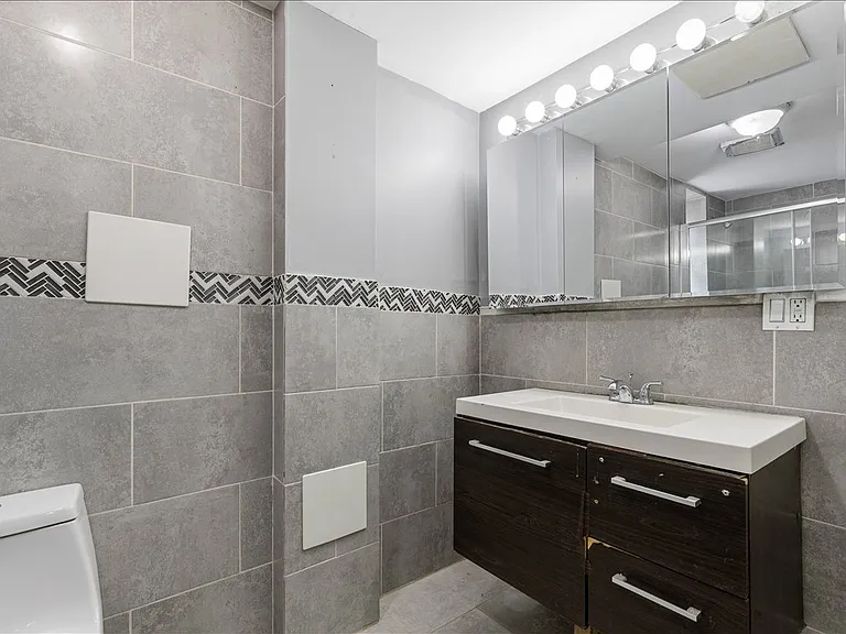 1021 E 213th St #3 — Photo 5