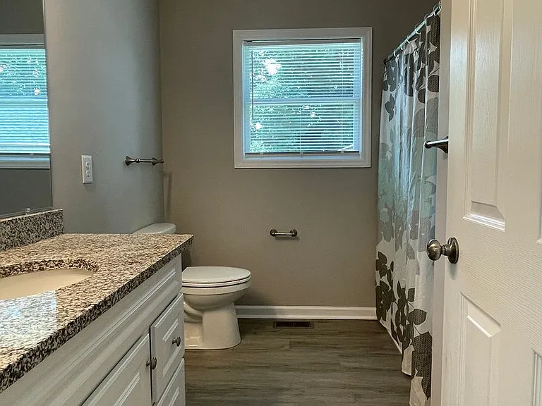 605 Frank St — Photo 12