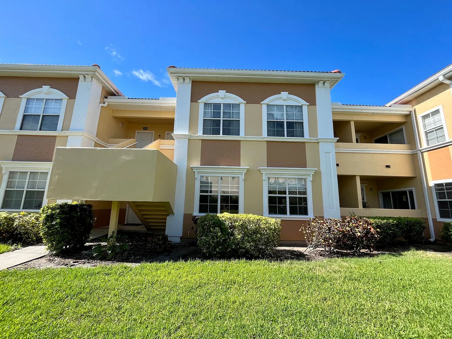 1/1 unit available now for an annual lease — Photo 1