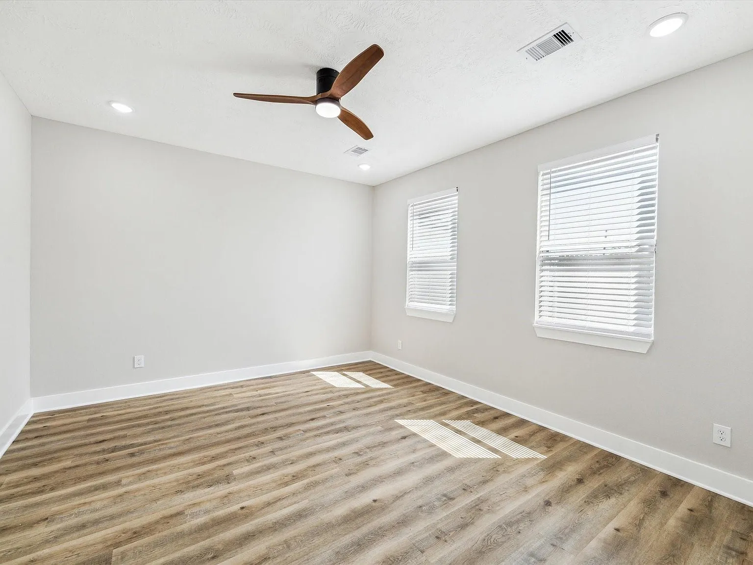 3 bed, 2.5 bath, 1550 sqft, $2,000 — Photo 4