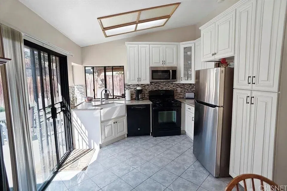 3 bed, 1110 sqft, $2,600 — Photo 2