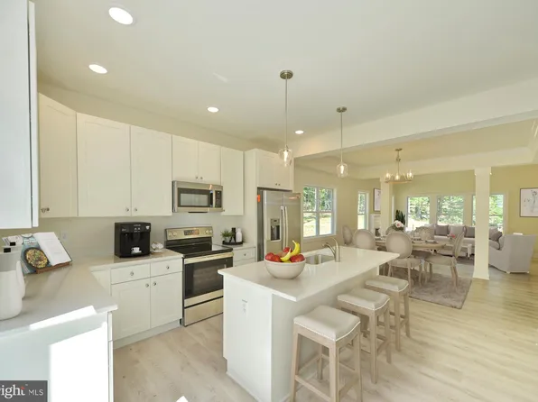 287 Cacapon Ln, Cross Junction, VA 22625