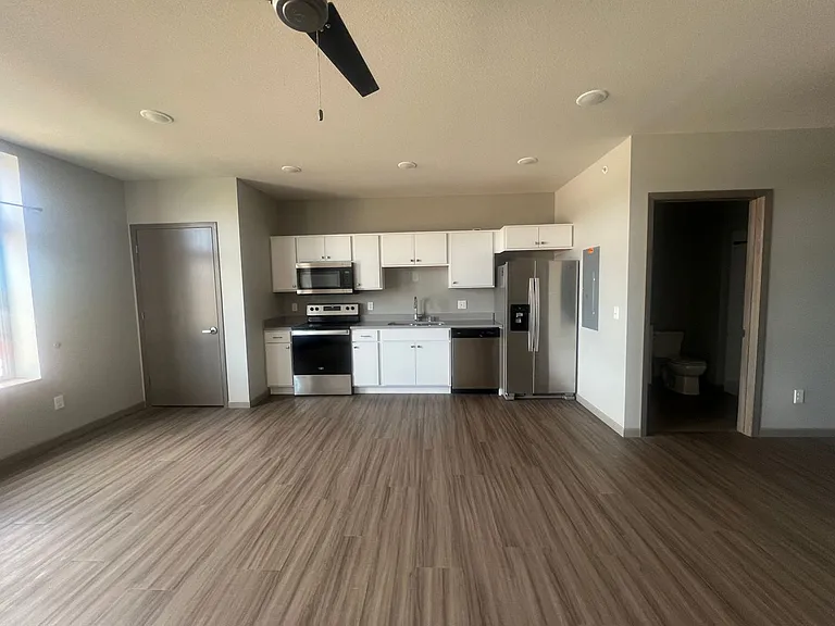 507 N Riverfront Dr — Photo 2