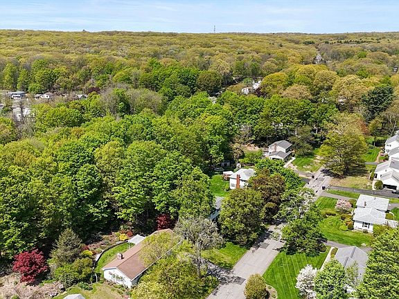 4th image of 55 Longfellow Rd