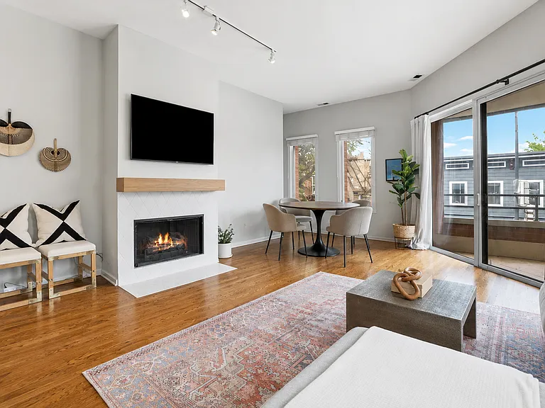 1955 N Leavitt St #2B — Photo 7