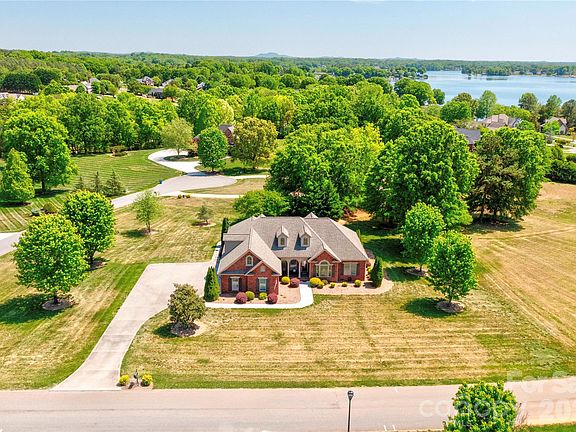 3rd image of 207 Cross Creek Dr