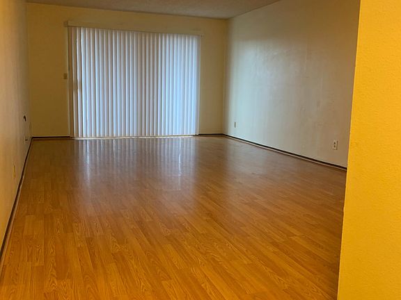 3rd image of 320 Avian Dr APT 5