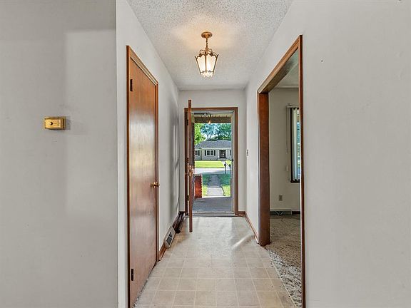 3rd image of 3815 Locust Hill Dr