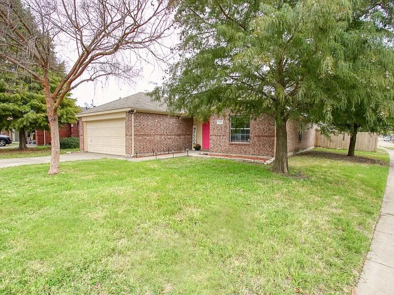 1100 Alexandria Dr — Photo 1