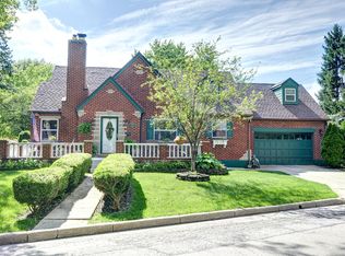 821 Acorn Dr, Oakwood, OH 45419