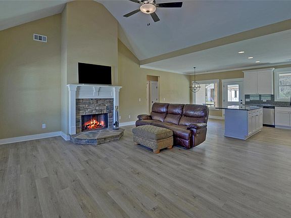 5th image of 111 Topher St