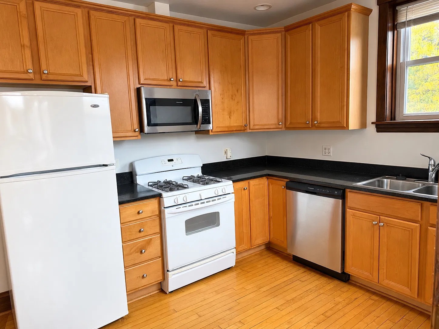 2950 W Cullom Ave — Photo 2