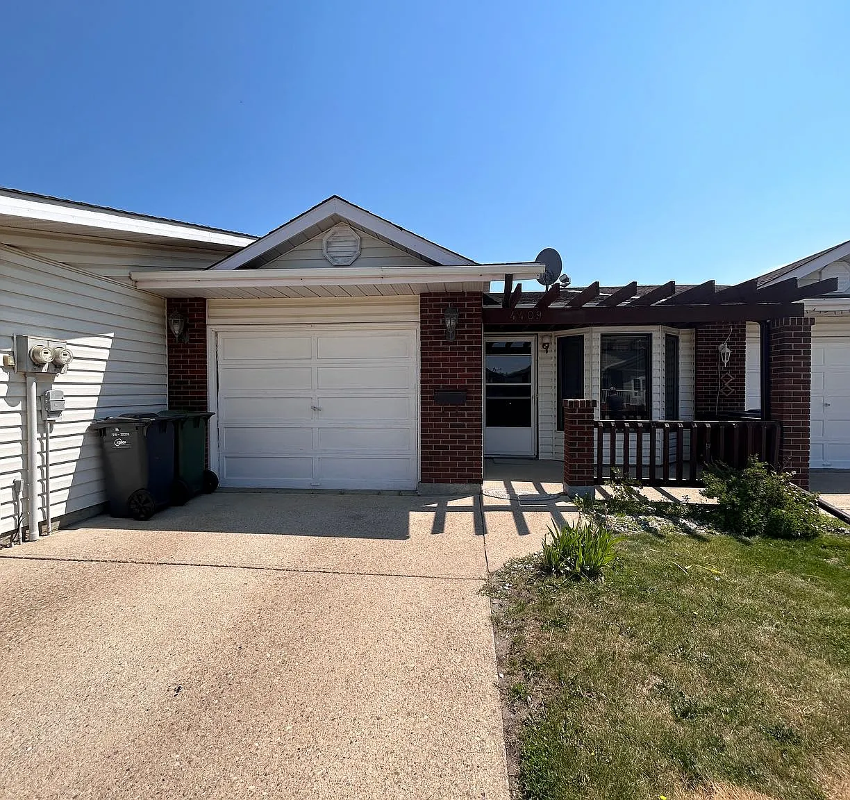 4409 52 Street Ponoka — Photo 1