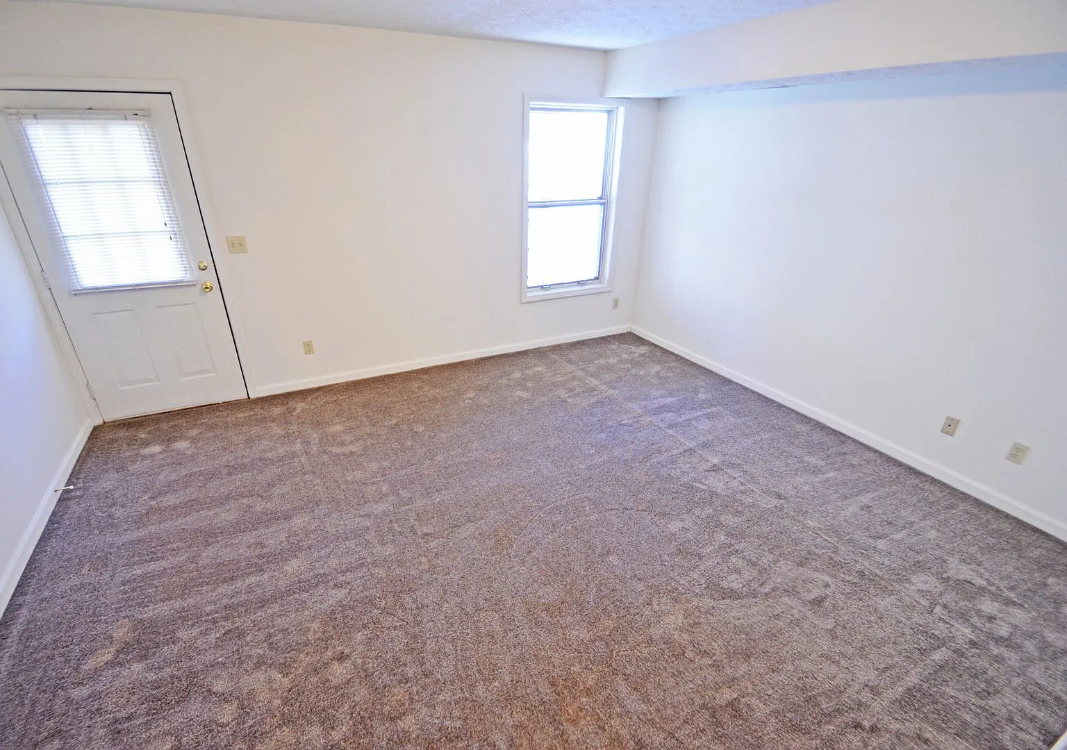 3 story, 3.5 bedroom! — Photo 2