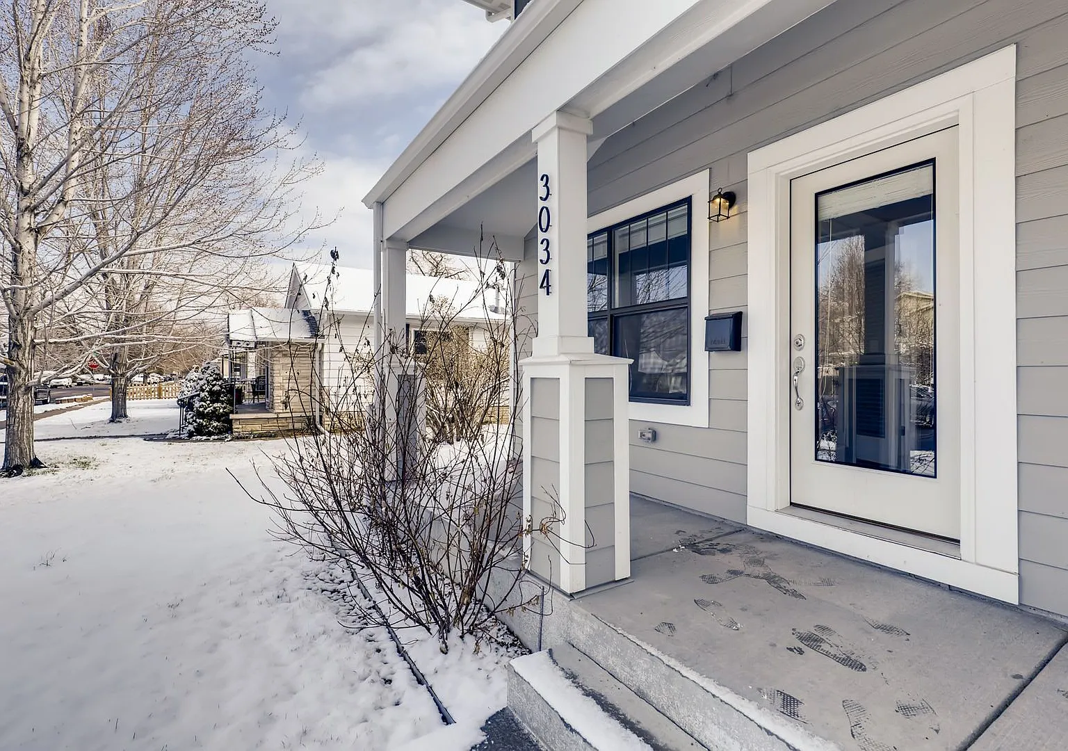 Beautiful 4 Bedroom 4 Bathroom half Duplex in the heart of Englewood — Photo 3