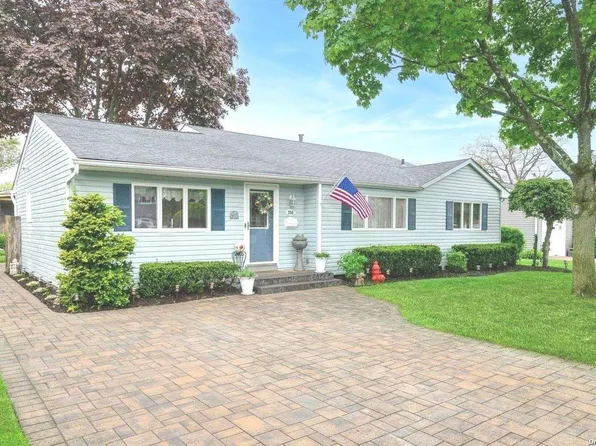 258 W 15th Street, Deer Park, NY 11729
