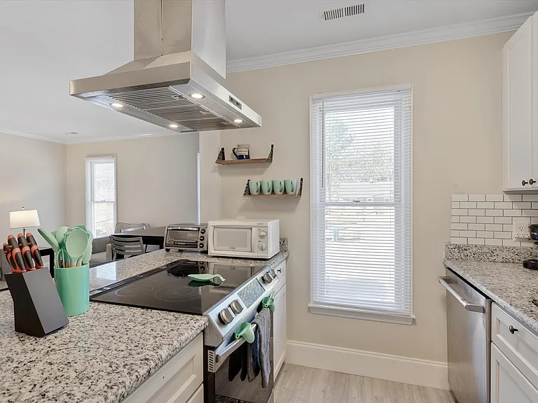 2225 Summit St #4 — Photo 8
