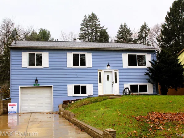 3360 Dianne Dr, Brighton, MI 48114
